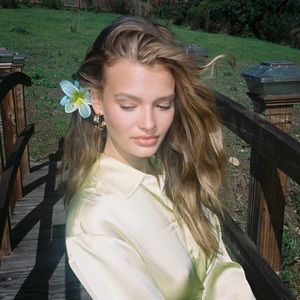 NWOT Emi Jay 🌺 SUPER BLOOM CLIP IN MAUI